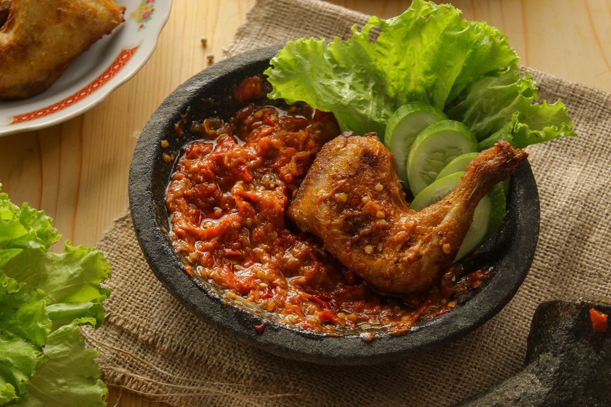 Ayam Penyet Sambal Terasi, Paduan Pedas dan Gurih yang Sempurna